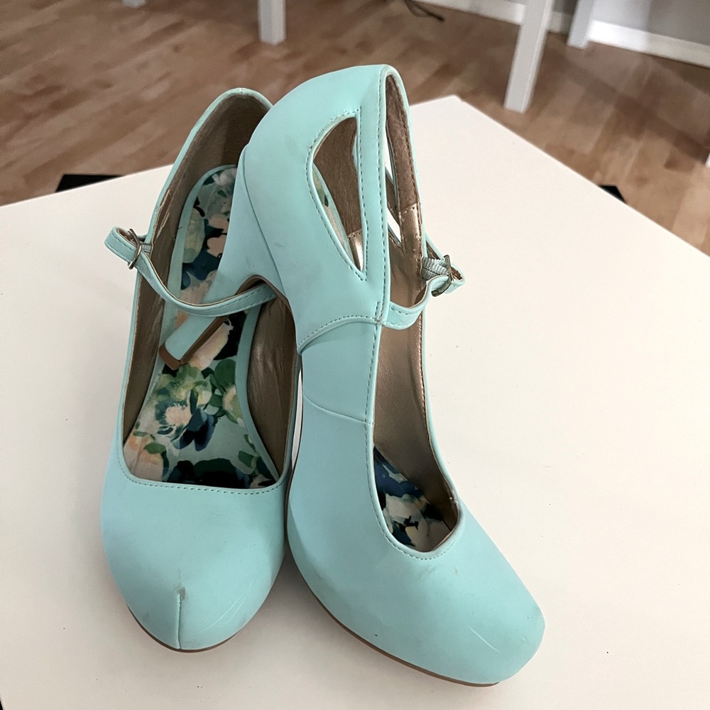 Quipid turquoise Heels